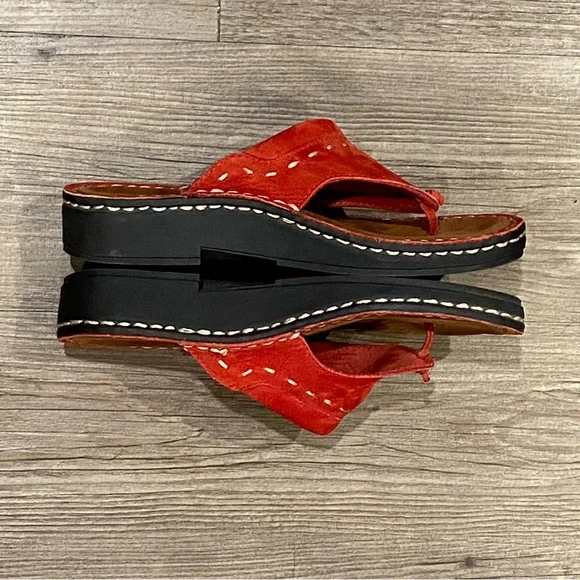 Minnetonka Women’s Size 6 Red Sandals Comfortable Leather Footwear - Picture 4 of 6